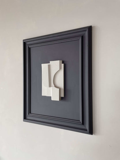 Vintage Frame Willa artwork with shadow white piece in an anthracite frame.