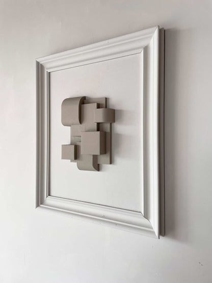 Vintage Frame Lynden with exclusive artwork by Edith Beurskens, featuring a shadow white vintage frame with signs of time, made of biodegradable PLA with a sand coating, size 61x52 cm.