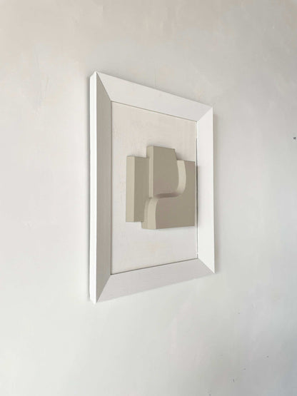 Vintage Frame Zach in shadow white with exclusive artwork by Edith Beurskens, featuring a biodegradable PLA base and sand coating, 48x39 cm.