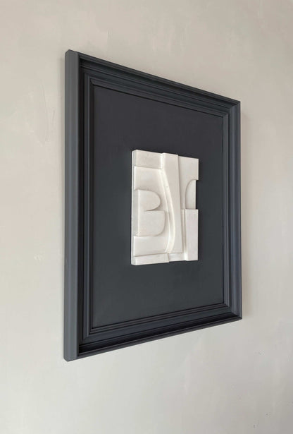 Vintage Frame Alphie with shiny white artwork in anthracite frame, measuring 59.5 x 49.5 cm.