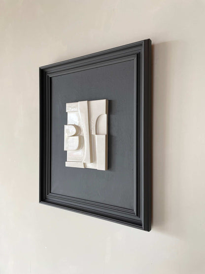 Vintage Frame Alphie with shiny white artwork and anthracite frame by Edith Beurskens.