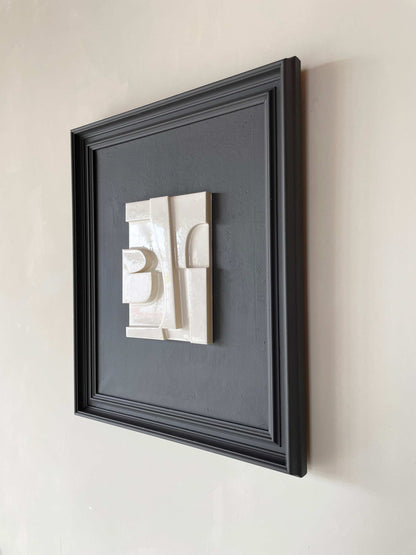 Vintage Frame Alphie with exclusive artwork by Edith Beurskens, featuring shiny white piece in an anthracite frame.