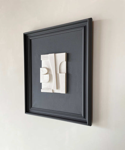 Vintage Frame Alphie with shiny white artwork by Edith Beurskens in an anthracite frame, plant-based PLA, 59.5x49.5 cm.