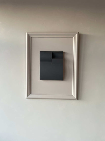 Vintage Frame Bonne with unique artwork by Edith Beurskens, made from eco-friendly materials, featuring a sand-textured, anthracite design.