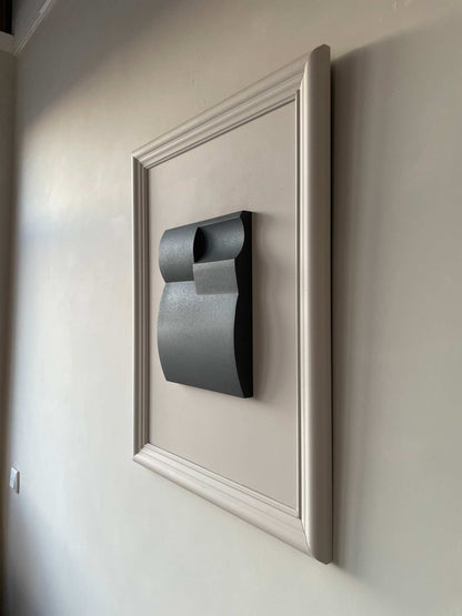 Vintage Frame Bonne with unique artwork by Edith Beurskens, featuring eco-friendly PLA material, sand texture, and eco-paint in mushroom and anthracite colors.