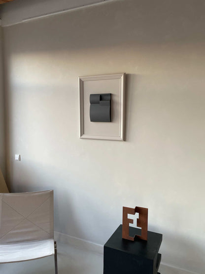 Vintage Frame Bonne with exclusive artwork by Edith Beurskens, featuring a plant-based PLA material in mushroom and anthracite colors.