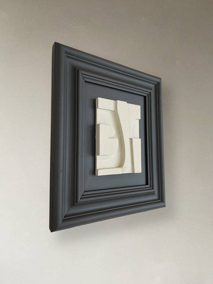 Vintage framed artwork titled "Vintage Frame Jane" by Edith Beurskens, made with biodegradable plant-based material, featuring anthracite and shadow white colors.