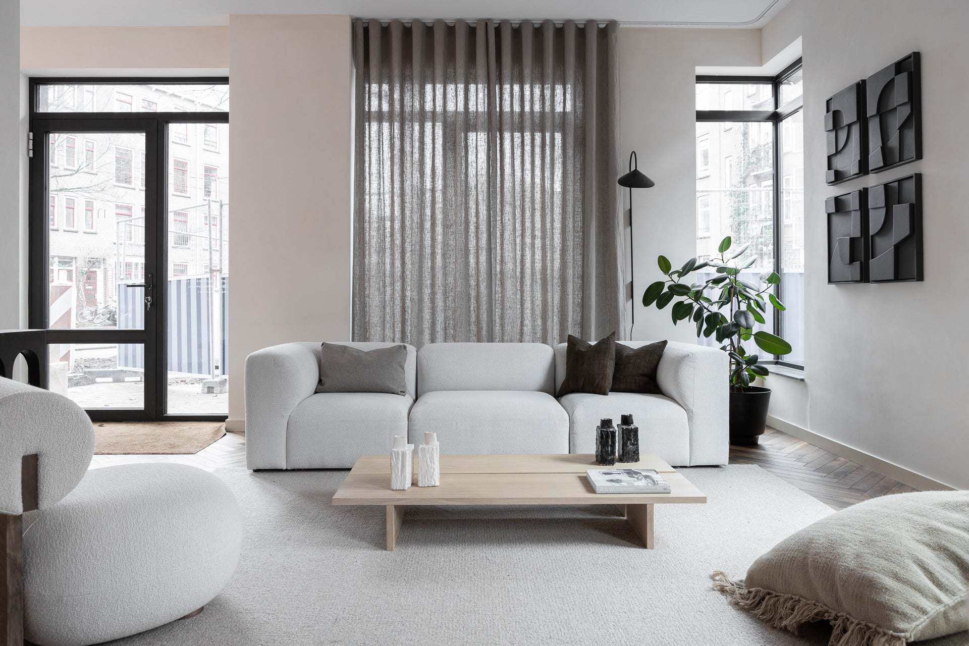 Modern living room featuring 'Quartet - Tête à Tête' artwork with eco-friendly design.